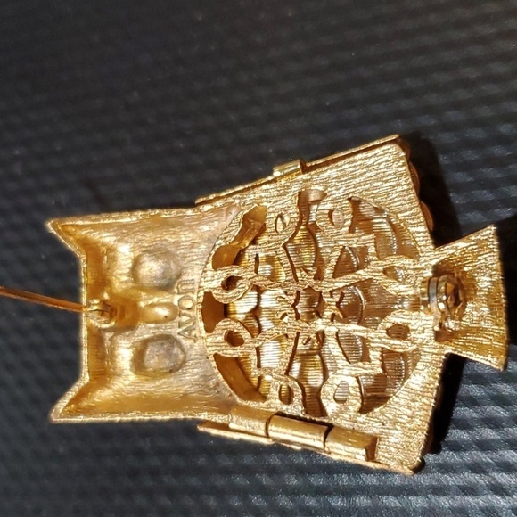 Avon Vintage Owl brooch 2.25 inch gold tone Secret Compartment or locket. - Picture 2 of 5